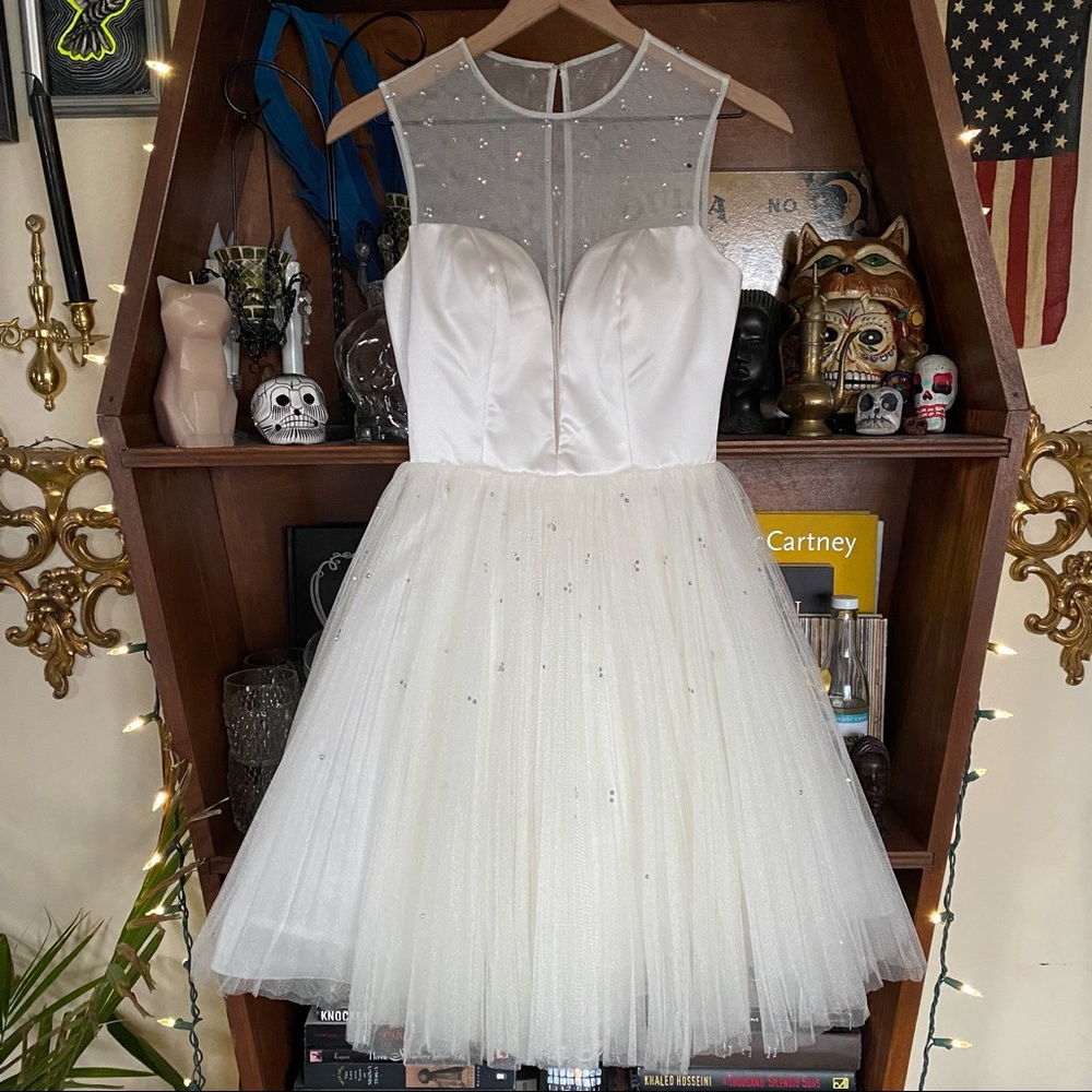 Sherri Hill White Tulle and Mesh Plunging Neck Short Dress size 2